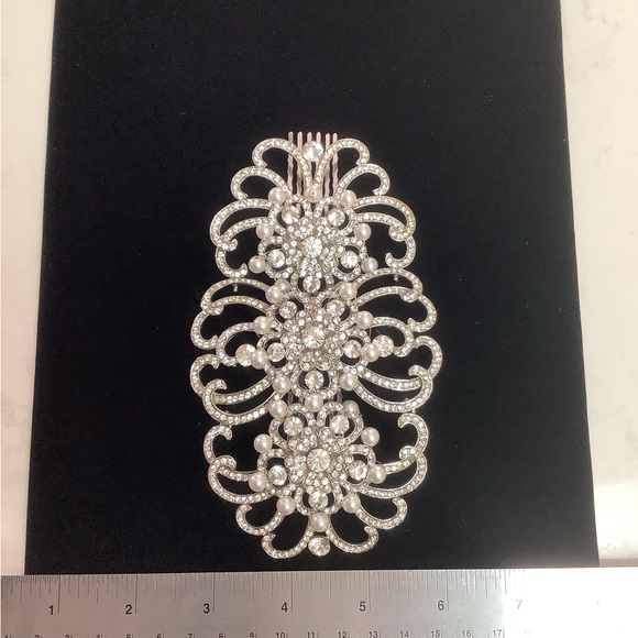 Elegant Silver and Pearl Hair Accessory - Picture 3 of 10